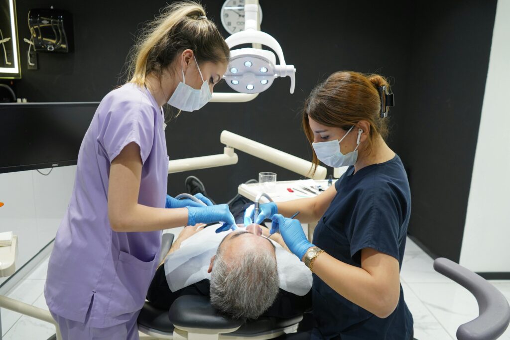 Dentiste që dëshirojnë të kryejnë stazhin — Royal Crown Clinic
